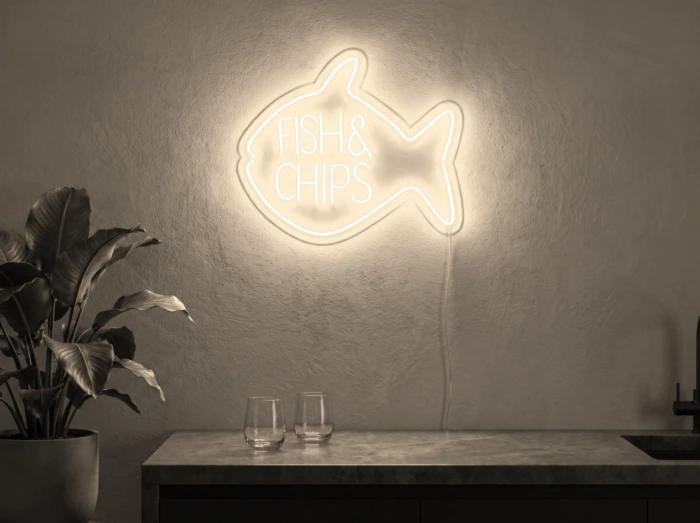 Neonskylt «Fish & Chips» i varmvit LED-neon, monterad på vägg