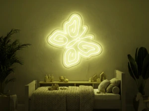 Neonskylt «Fjäril» i gul LED-neon, monterad på vägg