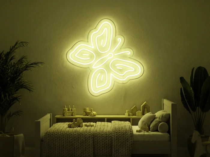 Neonskylt «Fjäril» i gul LED-neon, monterad på vägg