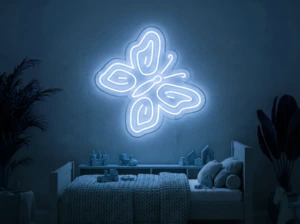 Neonskylt «Fjäril» i isblå LED-neon, monterad på vägg
