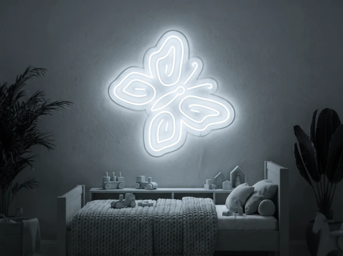 Neonskylt «Fjäril» i iskall vit LED-neon, monterad på vägg