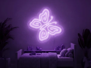 Neonskylt «Fjäril» i lila LED-neon, monterad på vägg