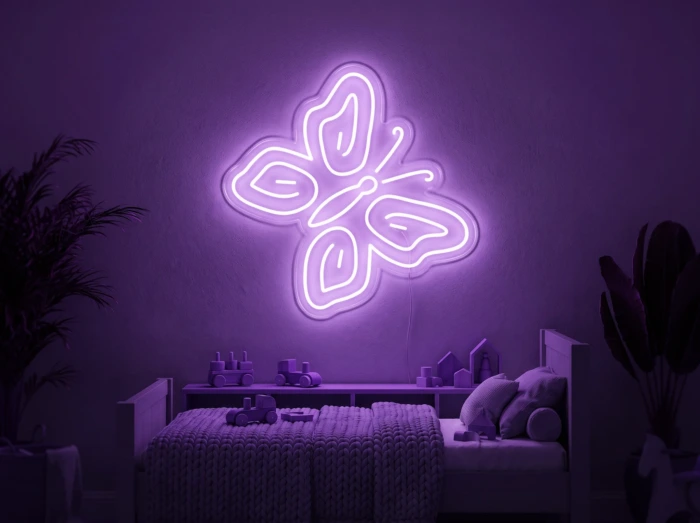 Neonskylt «Fjäril» i lila LED-neon, monterad på vägg