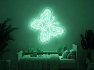 Neonskylt «Fjäril» i mintgrön LED-neon, monterad på vägg