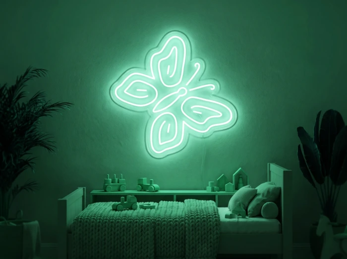 Neonskylt «Fjäril» i mintgrön LED-neon, monterad på vägg