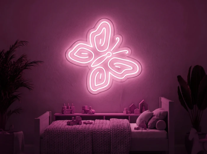 Neonskylt «Fjäril» i rosa LED-neon, monterad på vägg