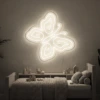 Neonskylt «Fjäril» i varmvit LED-neon, monterad på vägg