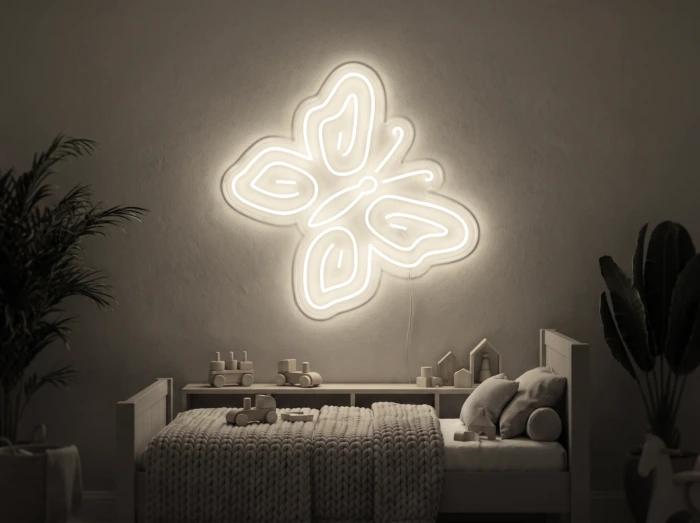 Neonskylt «Fjäril» i varmvit LED-neon, monterad på vägg