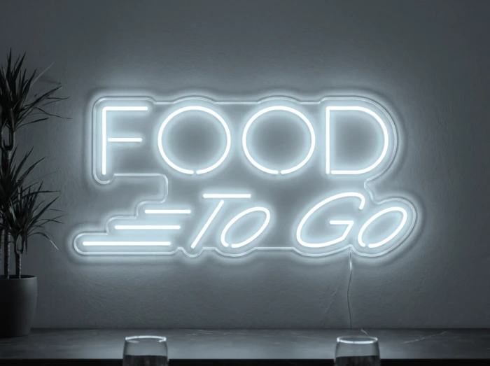 Neonskylt «Food To Go» i iskall vit LED-neon, monterad på vägg