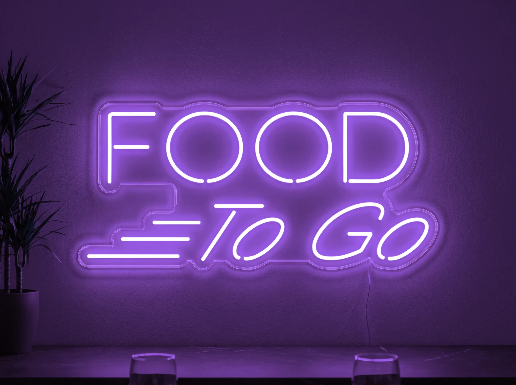Neonskylt «Food To Go» i lila LED-neon, monterad på vägg
