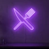 Neonskylt «Gaffel och kniv» i lila LED-neon, monterad på vägg