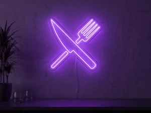 Neonskylt «Gaffel och kniv» i lila LED-neon, monterad på vägg