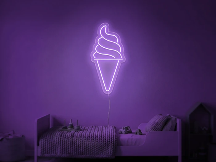 Neonskylt «Softglass» i lila LED-neon, monterad på vägg