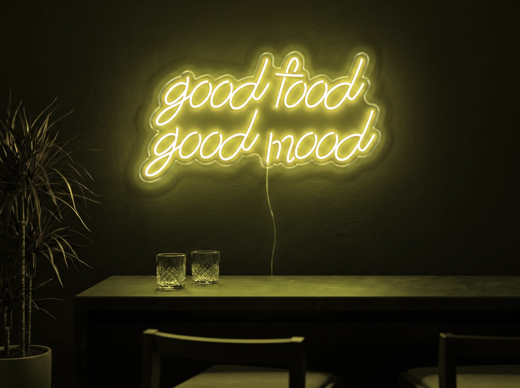 Neonskylt «Good Food Good Mood» i gul LED-neon, monterad på vägg