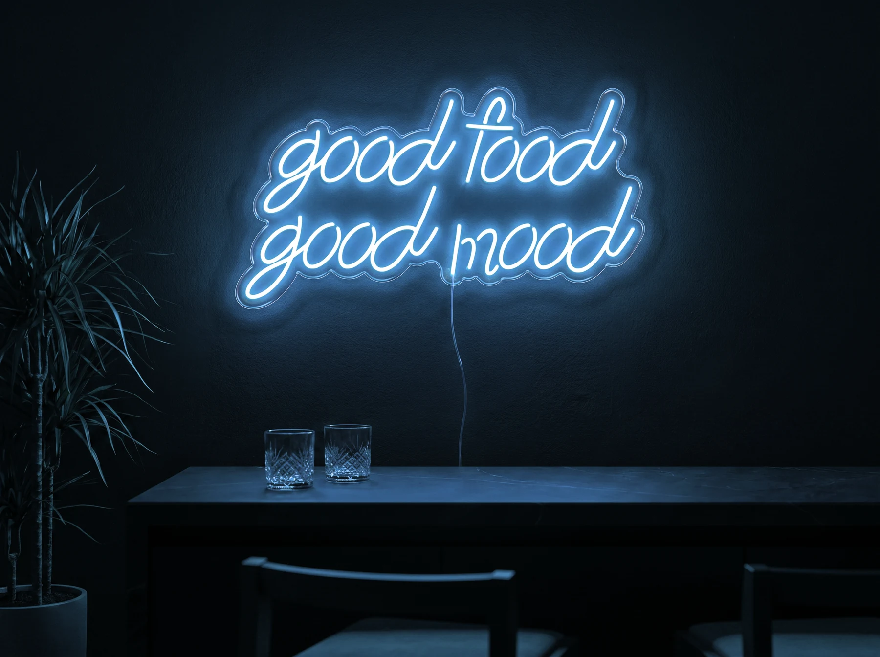 Neonskylt «Good Food Good Mood» i isblå LED-neon, monterad på vägg