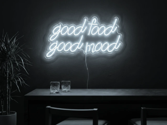 Neonskylt «Good Food Good Mood» i iskall vit LED-neon, monterad på vägg