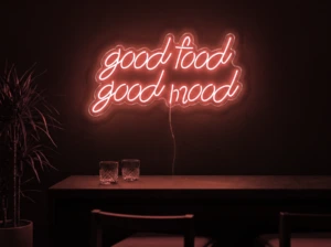 Neonskylt «Good Food Good Mood» i röd LED-neon, monterad på vägg