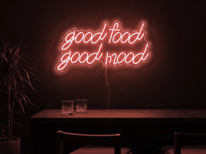 Neonskylt «Good Food Good Mood» i röd LED-neon, monterad på vägg