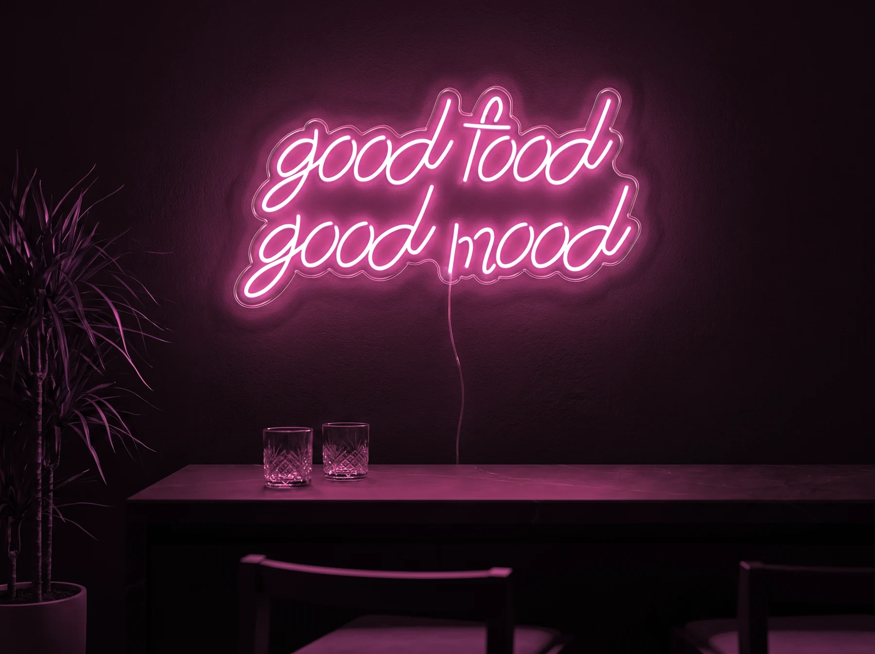 Neonskylt «Good Food Good Mood» i rosa LED-neon, monterad på vägg