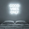 Neonskylt «Good Vibes Only, versaler» i iskall vit LED-neon, monterad på vägg