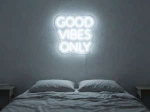 Neonskylt «Good Vibes Only, versaler» i iskall vit LED-neon, monterad på vägg