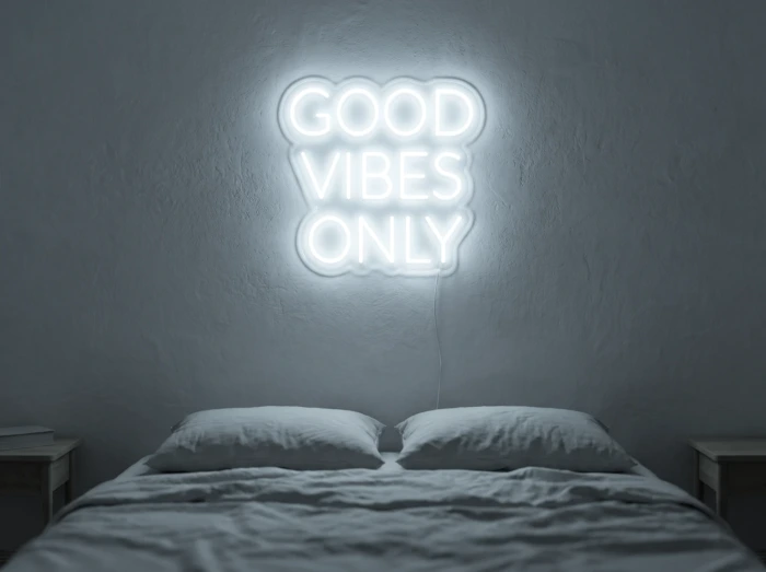 Neonskylt «Good Vibes Only, versaler» i iskall vit LED-neon, monterad på vägg