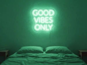 Neonskylt «Good Vibes Only, versaler» i mintgrön LED-neon, monterad på vägg