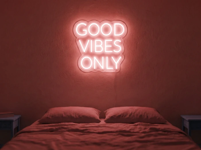 Neonskylt «Good Vibes Only, versaler» i röd LED-neon, monterad på vägg