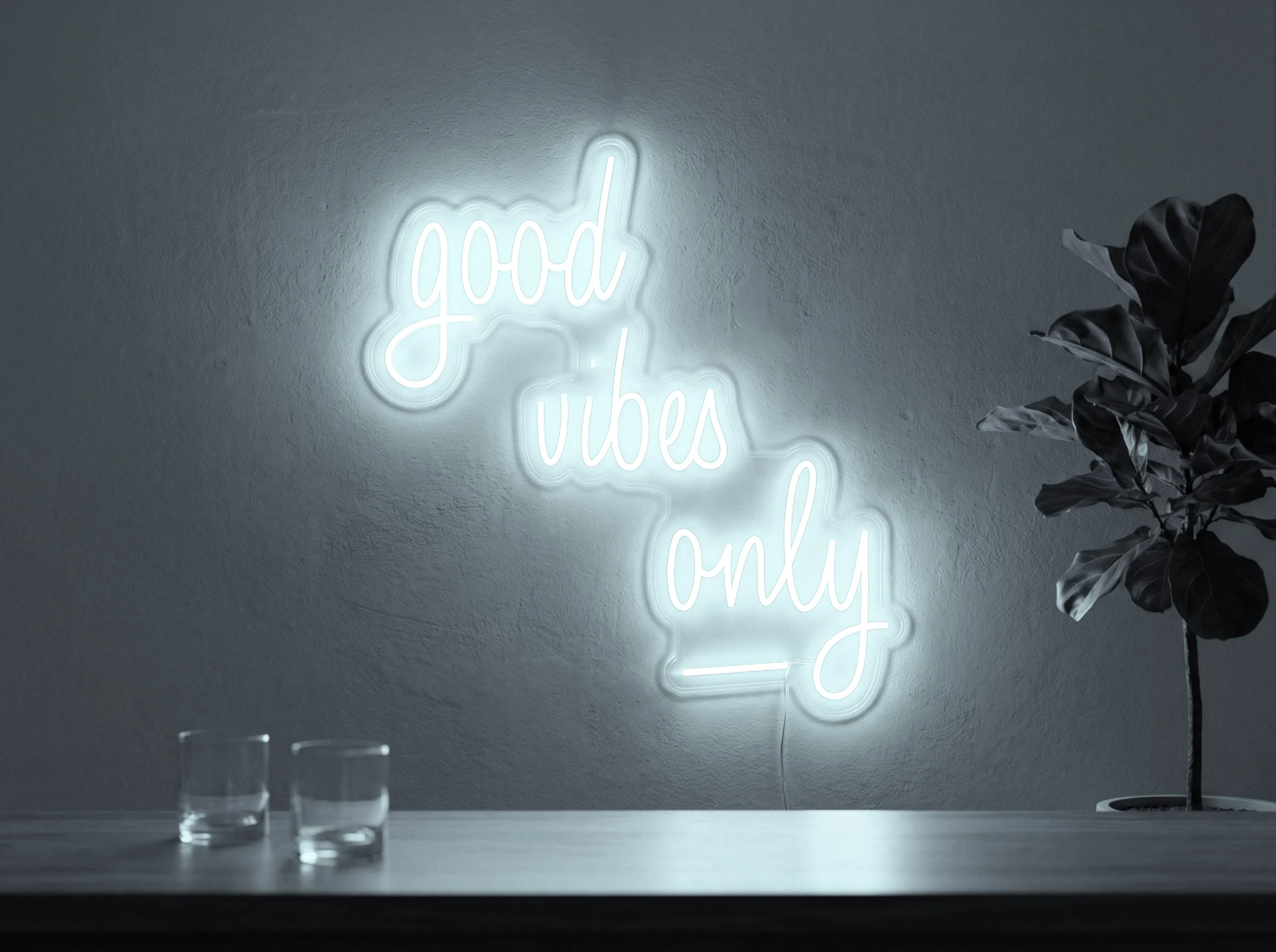 Neonskylt «Good Vibes Only, skrivstil» i iskall vit LED-neon, monterad på vägg