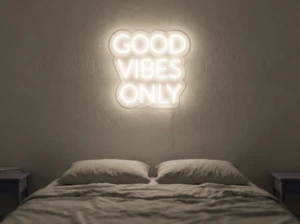 Neonskylt «Good Vibes Only, versaler» i varmvit LED-neon, monterad på vägg