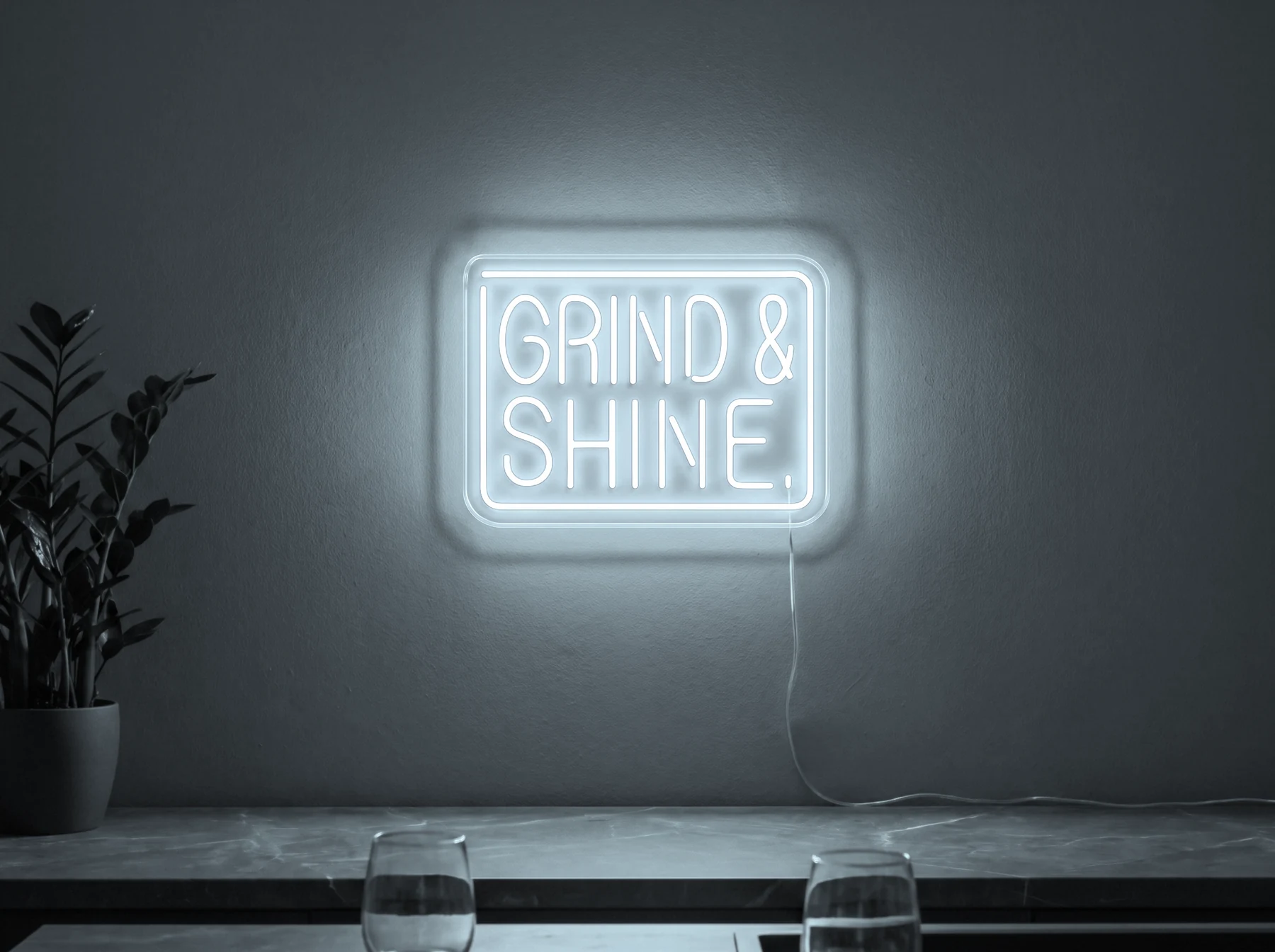 Neonskylt «Grind & Shine» i iskall vit LED-neon, monterad på vägg
