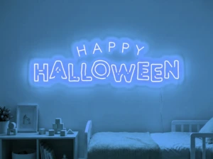 Neonskylt «Happy Halloween» i isblå LED-neon, monterad på vägg