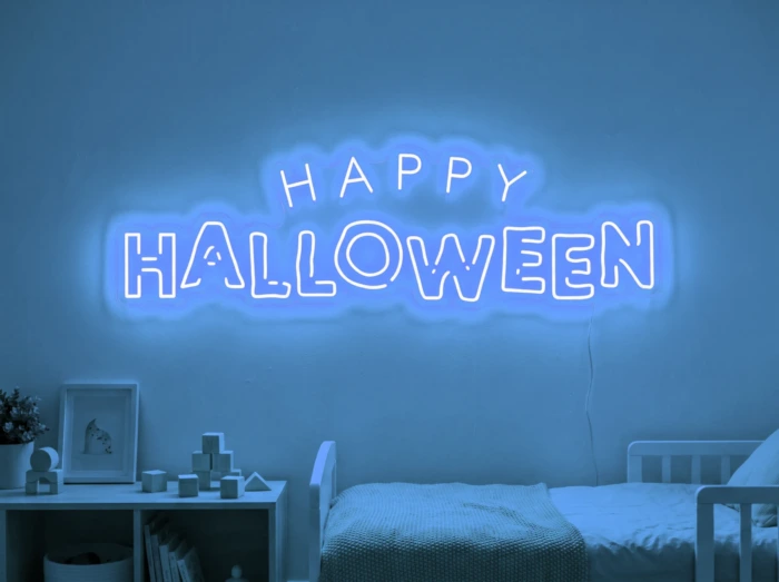 Neonskylt «Happy Halloween» i isblå LED-neon, monterad på vägg
