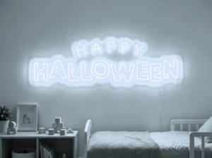 Neonskylt «Happy Halloween» i iskall vit LED-neon, monterad på vägg