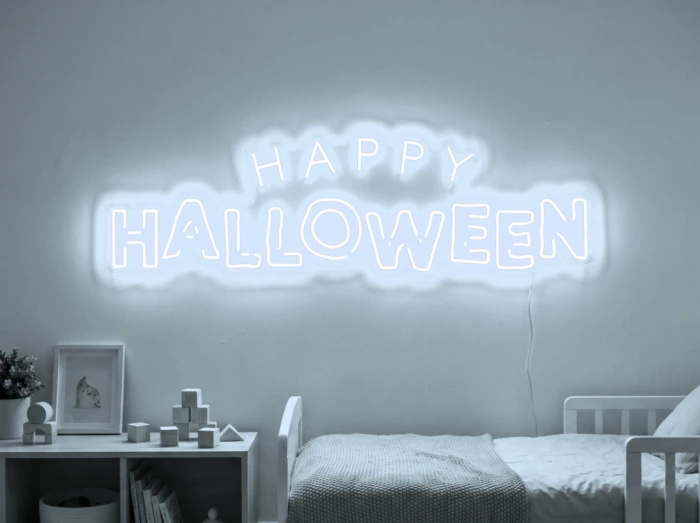 Neonskylt «Happy Halloween» i iskall vit LED-neon, monterad på vägg