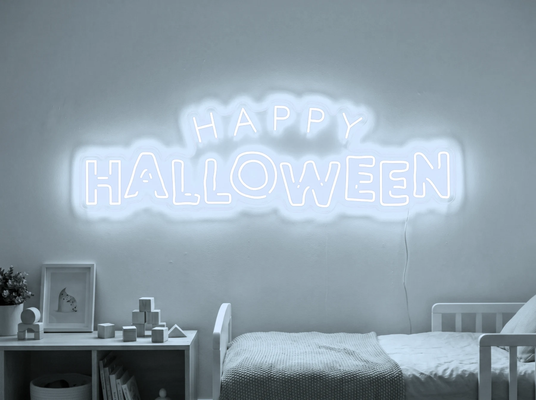 Neonskylt «Happy Halloween» i iskall vit LED-neon, monterad på vägg