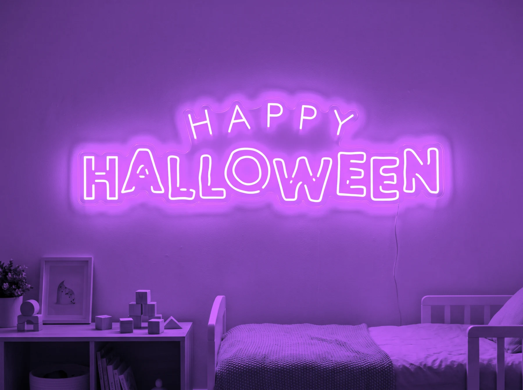 Neonskylt «Happy Halloween» i lila LED-neon, monterad på vägg