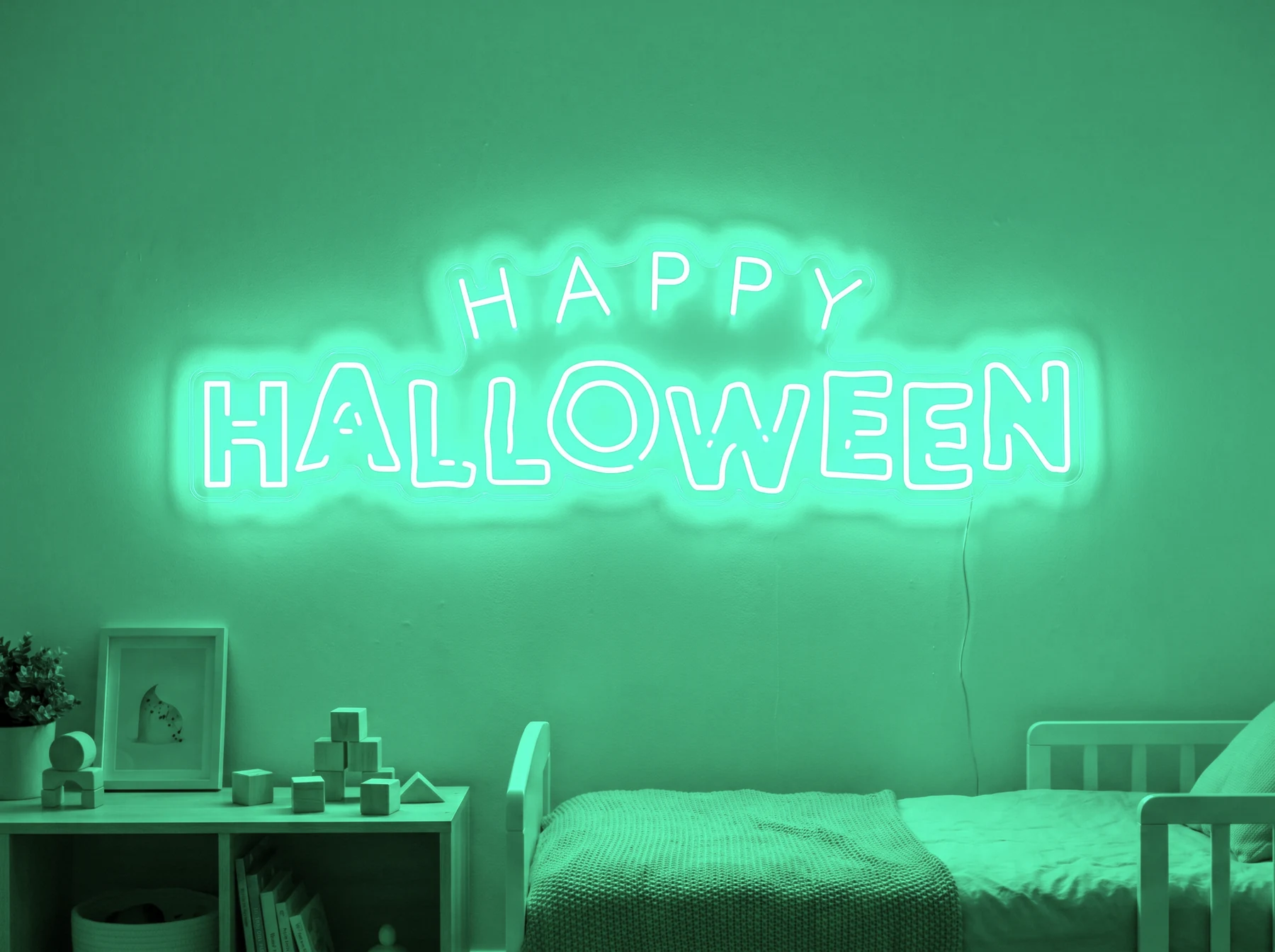 Neonskylt «Happy Halloween» i mintgrön LED-neon, monterad på vägg