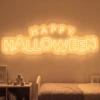 Neonskylt «Happy Halloween» i orange LED-neon, monterad på vägg