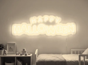 Neonskylt «Happy Halloween» i varmvit LED-neon, monterad på vägg
