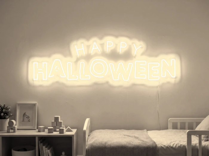 Neonskylt «Happy Halloween» i varmvit LED-neon, monterad på vägg