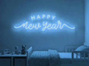 Neonskylt «Happy New Year» i isblå LED-neon, monterad på vägg