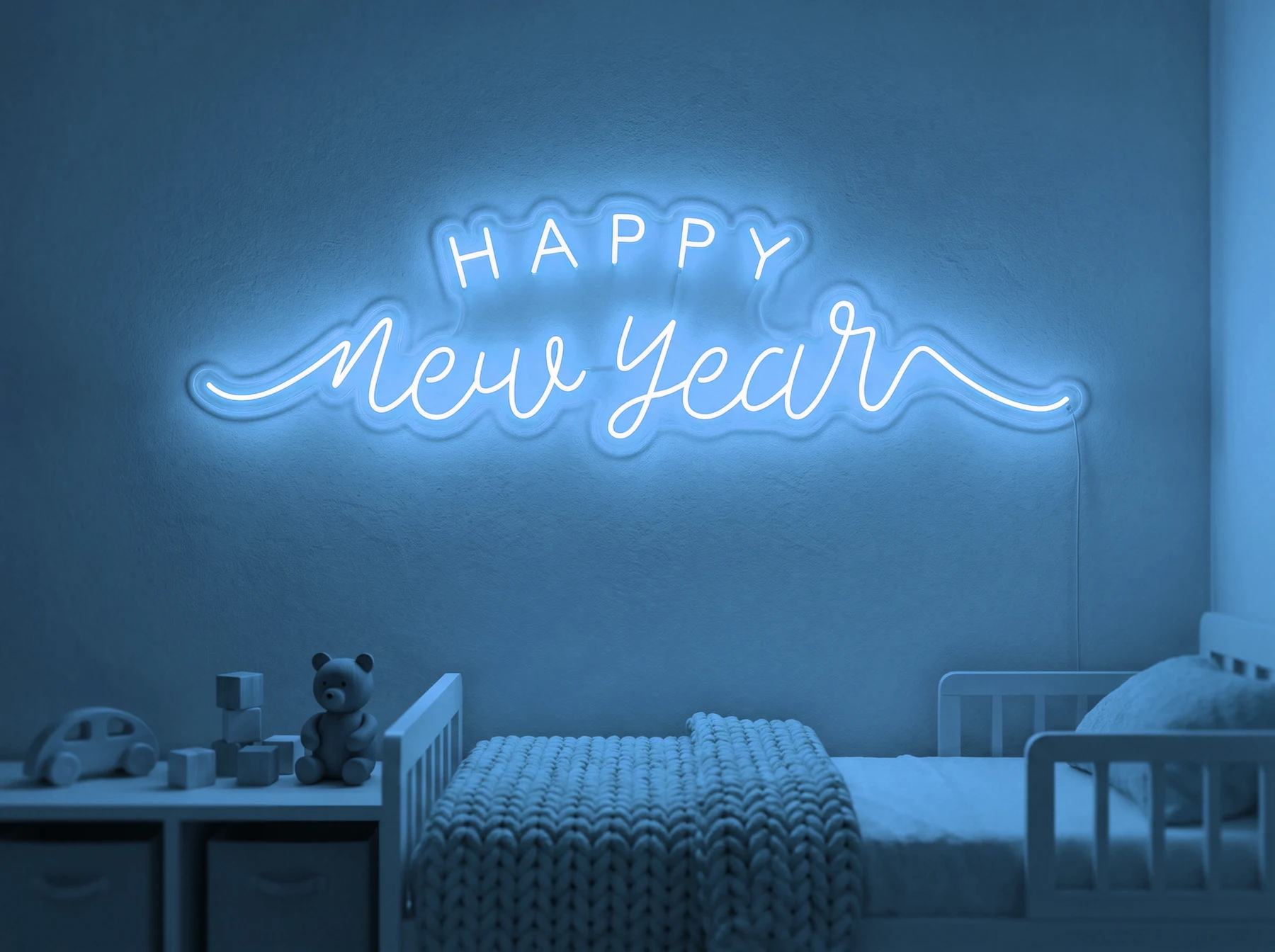 Neonskylt «Happy New Year» i isblå LED-neon, monterad på vägg