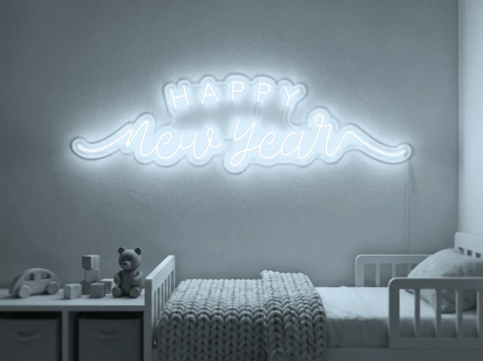 Neonskylt «Happy New Year» i iskall vit LED-neon, monterad på vägg