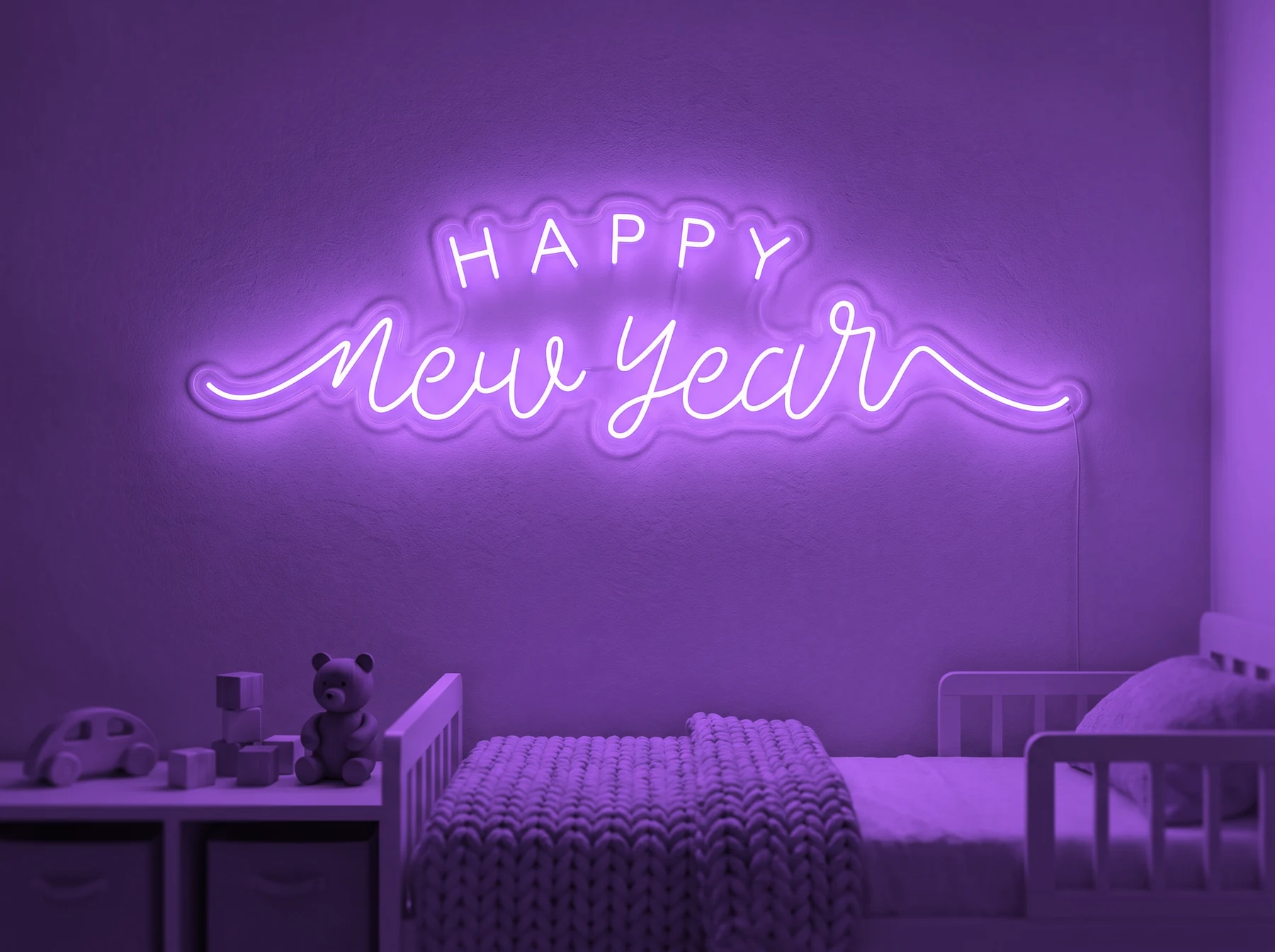 Neonskylt «Happy New Year» i lila LED-neon, monterad på vägg