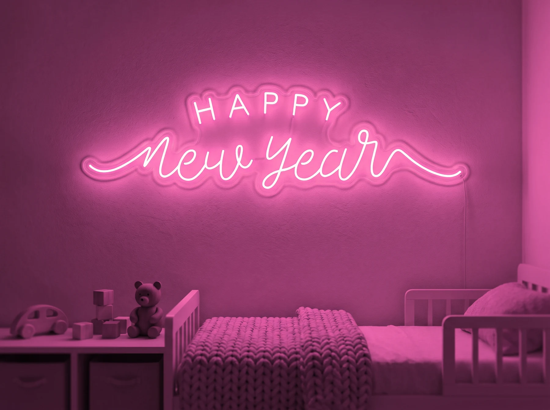 Neonskylt «Happy New Year» i rosa LED-neon, monterad på vägg