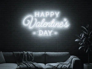 Neonskylt «Happy Valentine’s Day» i iskall vit LED-neon, monterad på vägg