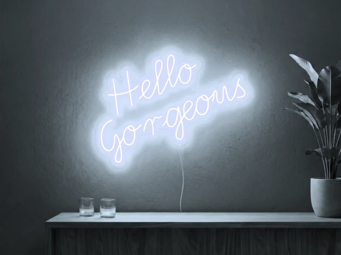 Neonskylt «Hello Gorgeous» i iskall vit LED-neon, monterad på vägg