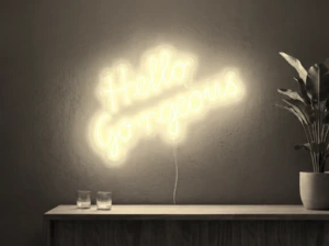 Neonskylt «Hello Gorgeous» i varmvit LED-neon, monterad på vägg