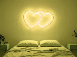 Neonskylt «Hjärtan» i gul LED-neon, monterad på vägg